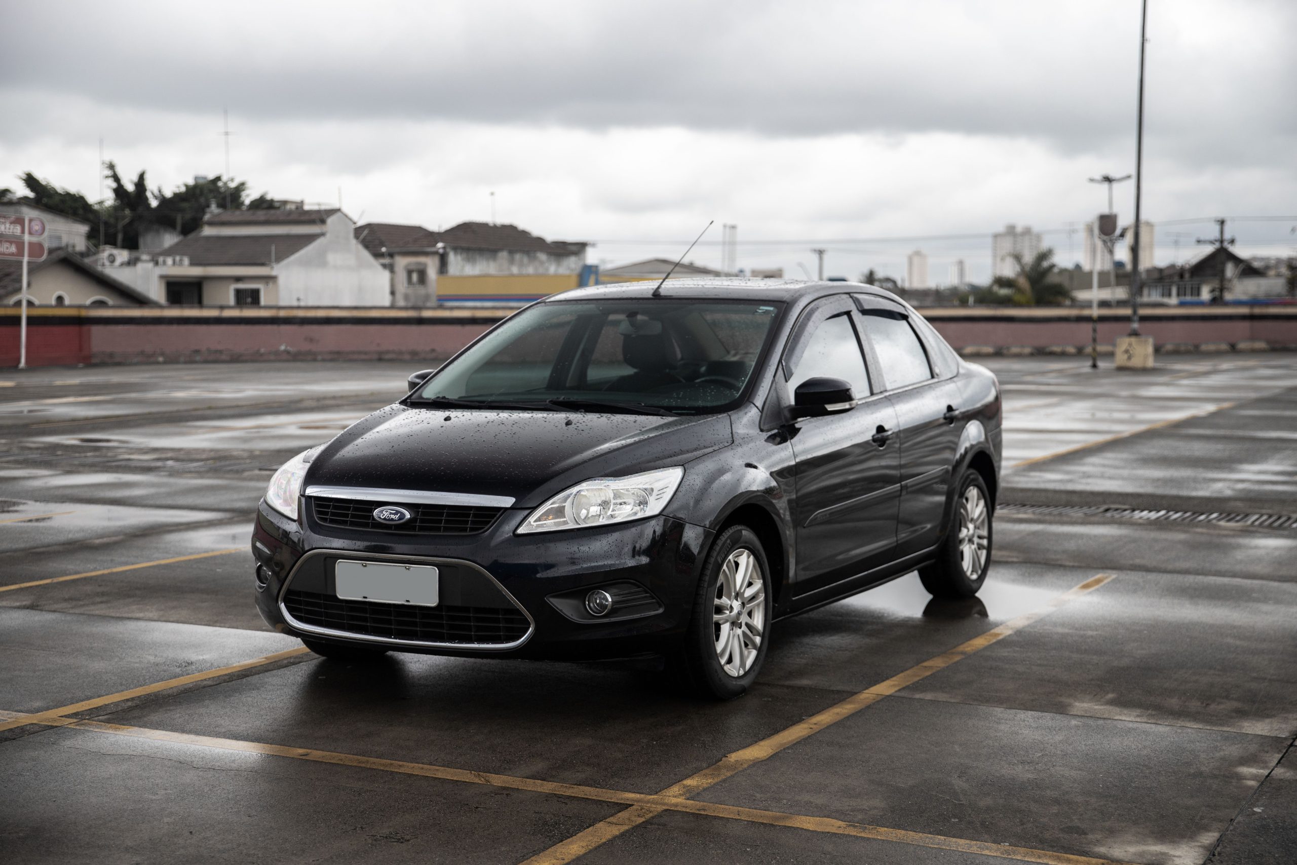 Berline noire garée sur parking couvert