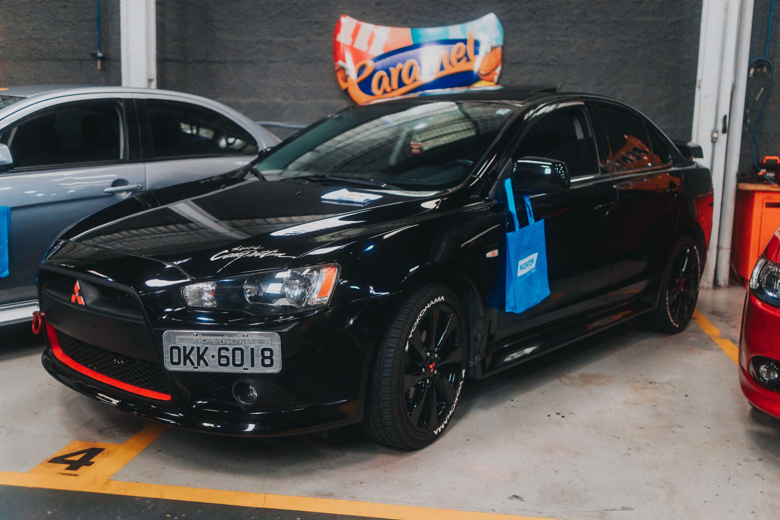 Voiture noire compacte dans garage intérieur
