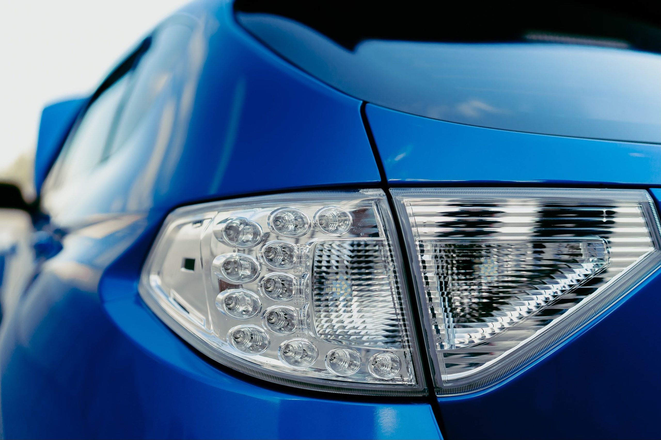 Feu arrière Clio 3 bleu en détail