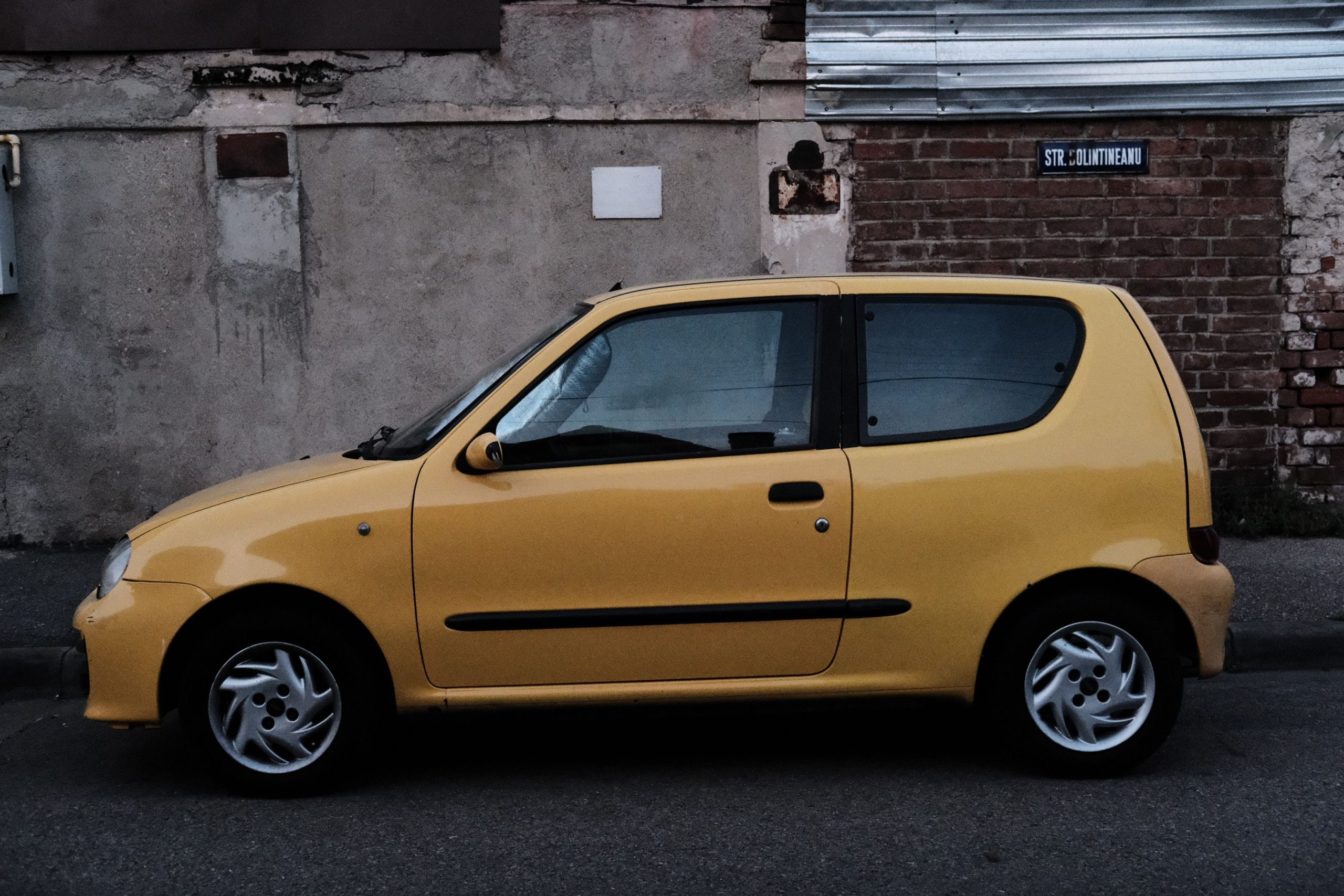 Petite voiture jaune stationnée rue