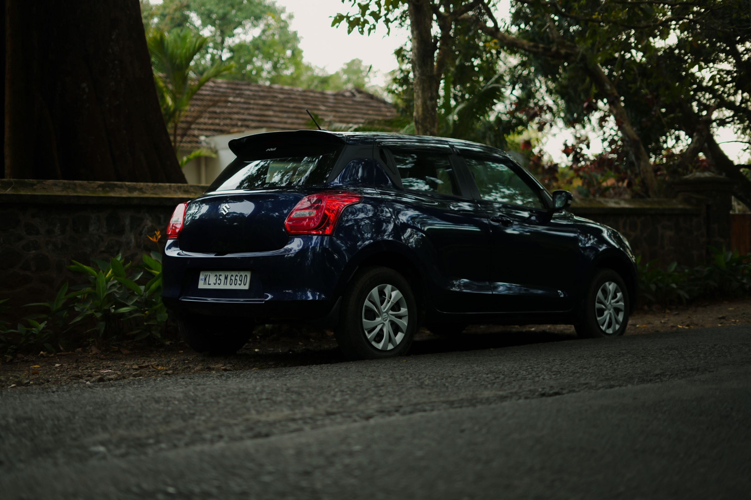 Voiture compacte bleue garée verdure Inde