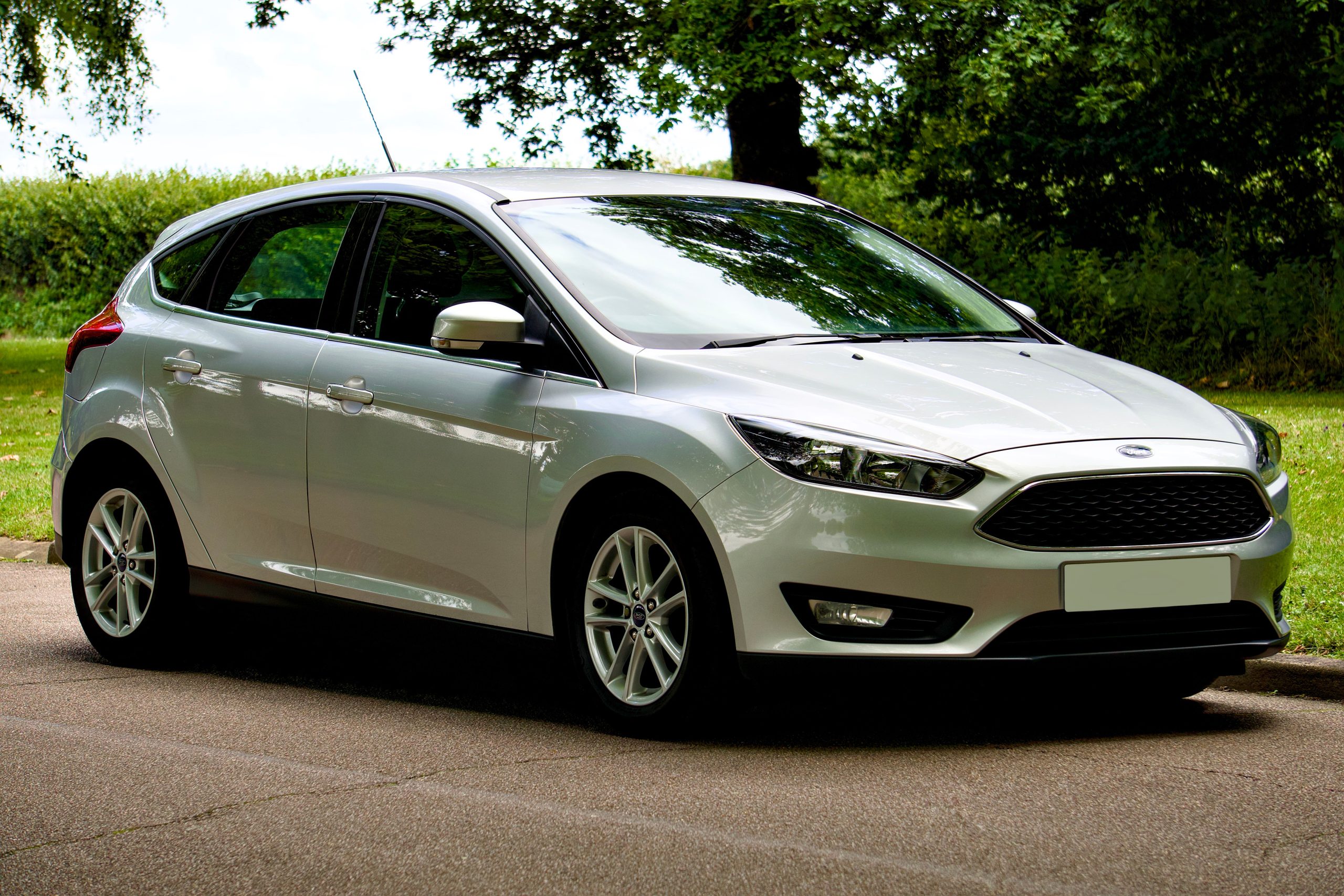 Ford Focus argente gare jour ensoleille