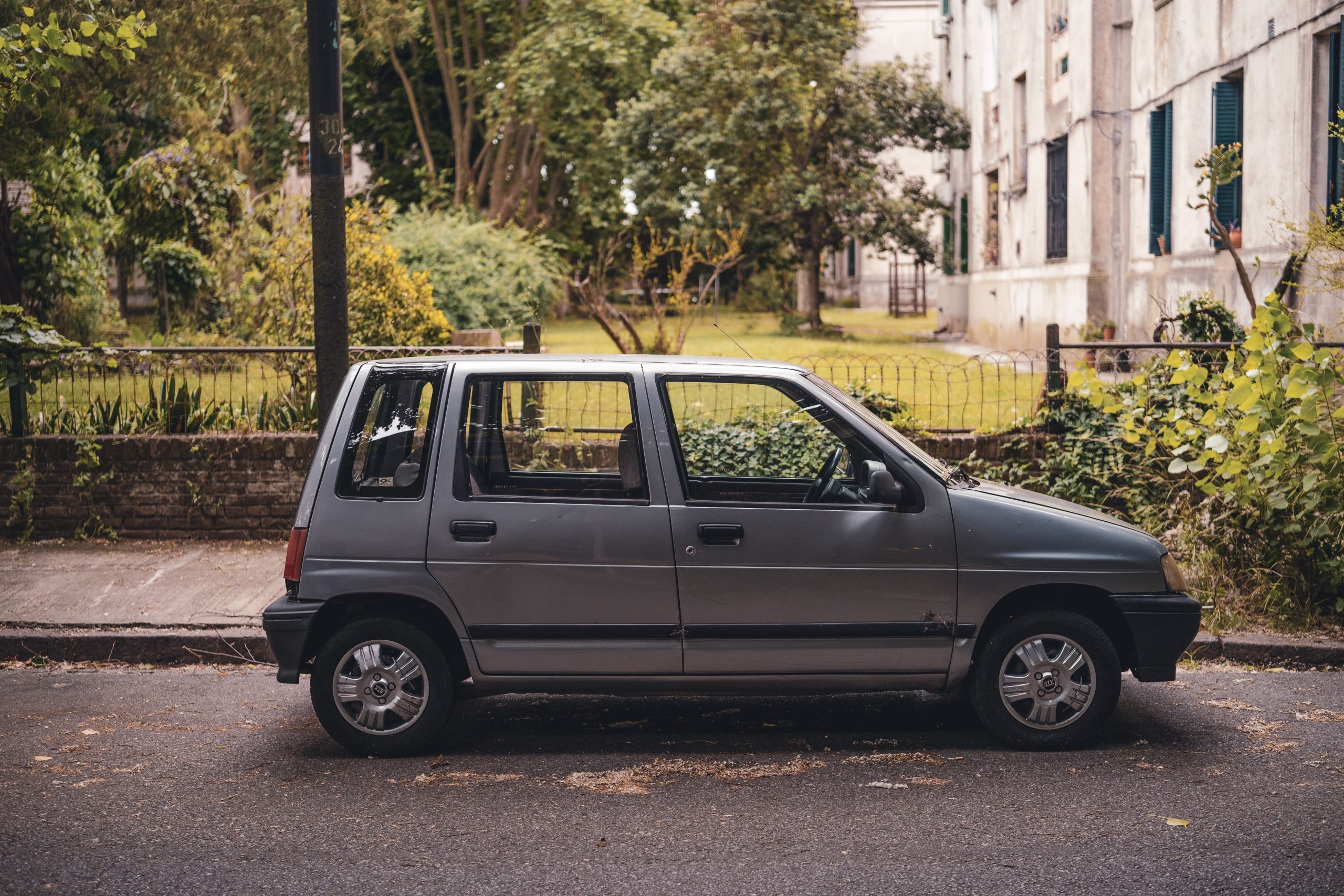 Voiture compacte classique parking tranquille