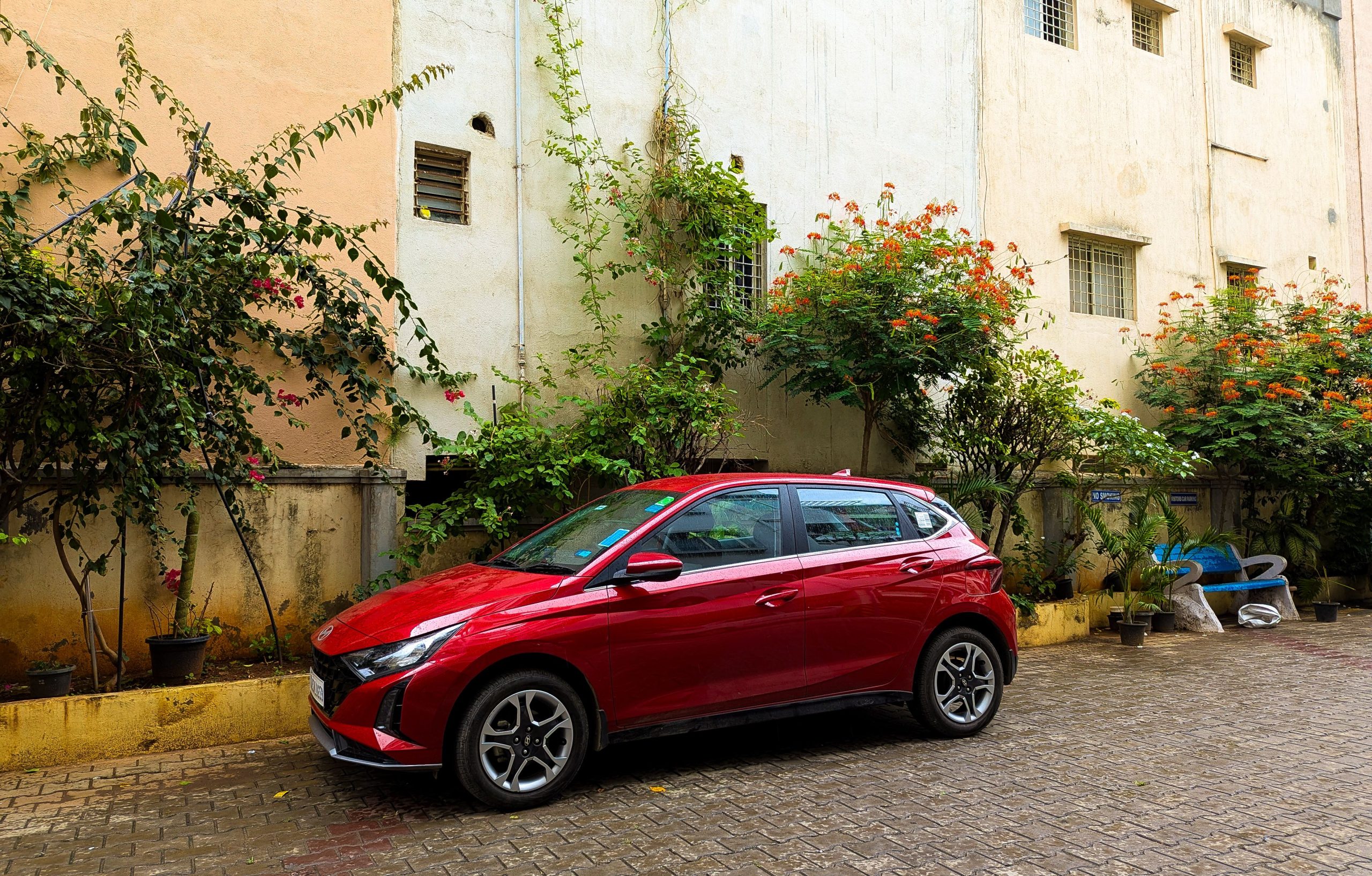 Twingo 2 rouge stationnée près d'un immeuble