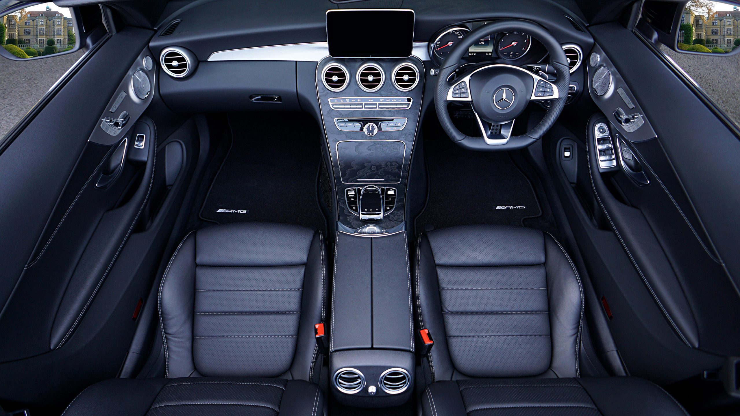 Intérieur premium Audi avec sièges cuir et tableau bord