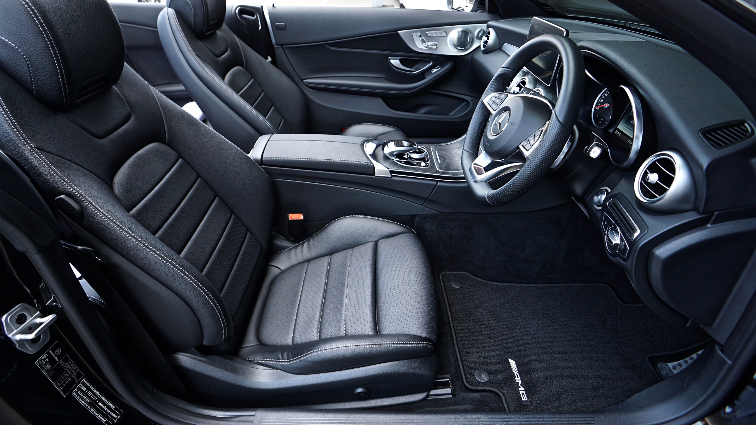 Intérieur noir Audi avec sièges cuir et design moderne