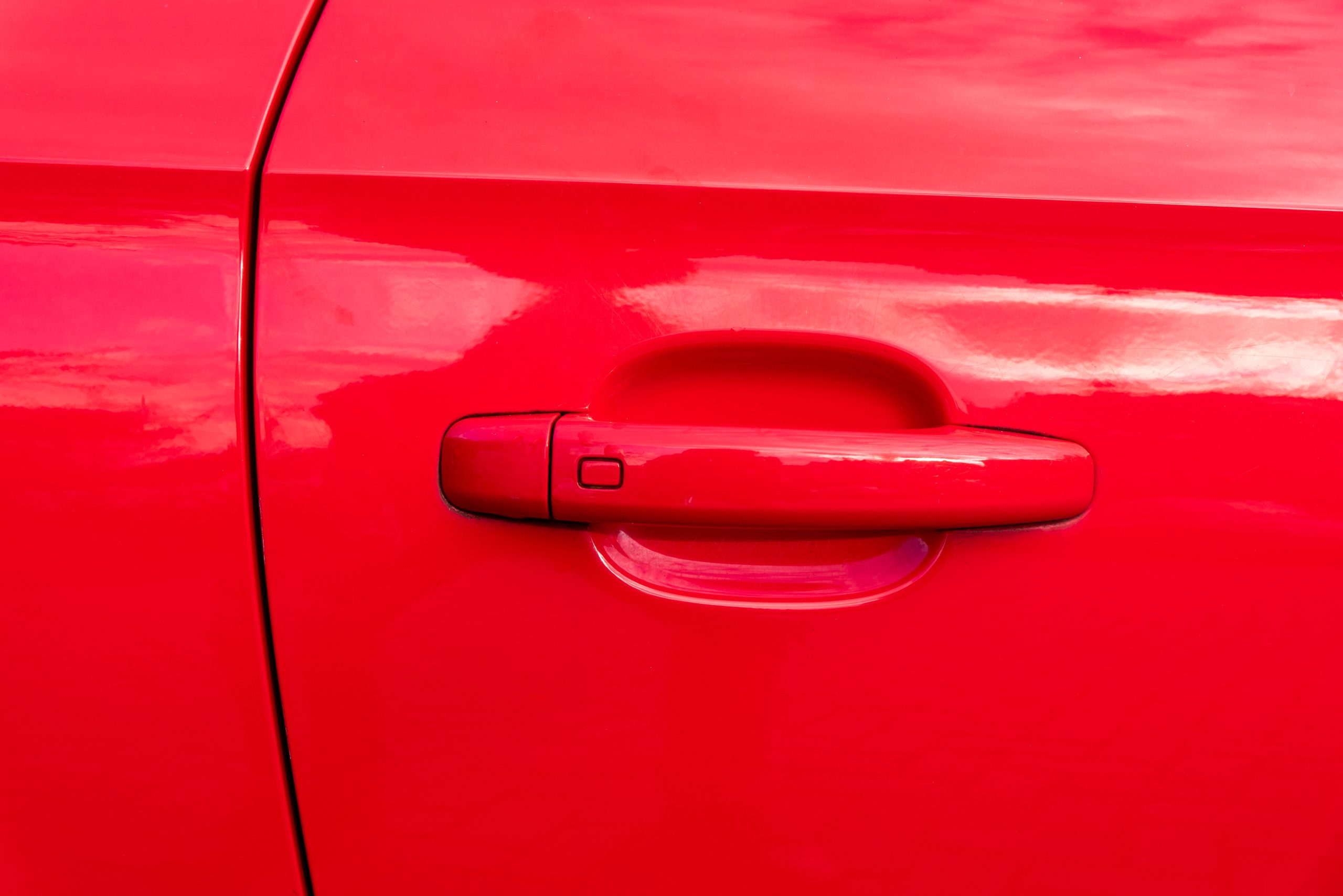 Poignée de porte rouge brillante avec lignes épurées