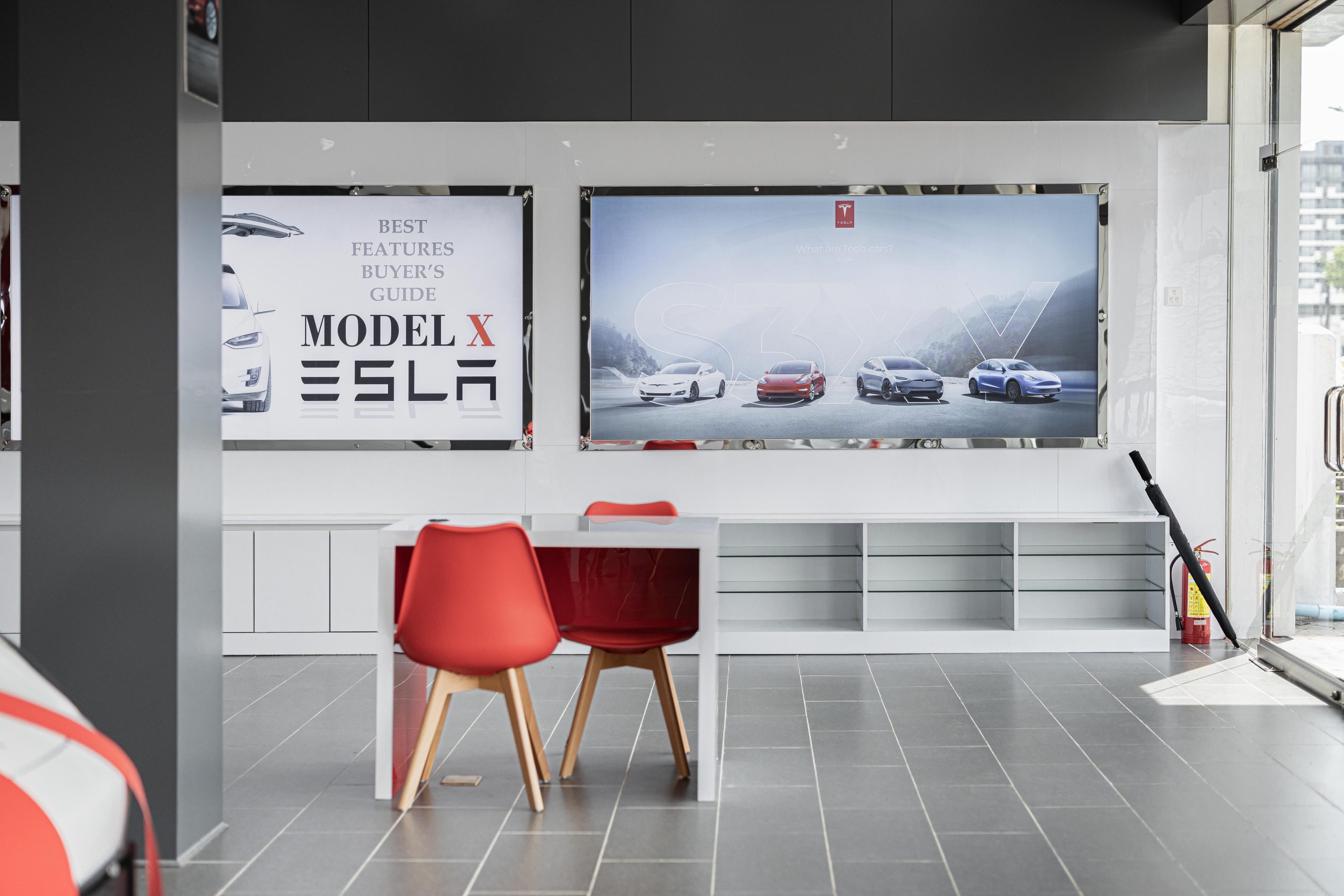 Interieur spacieux garage Audi avec voitures electriques