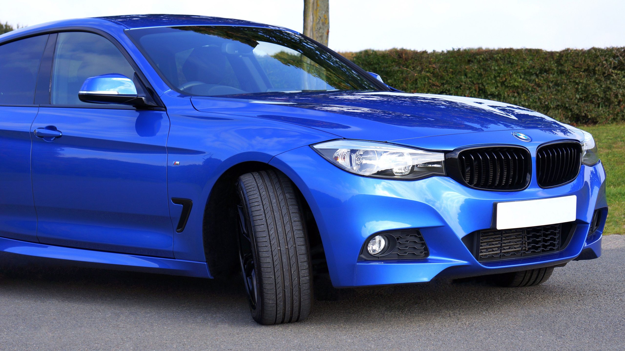 Berline bleue luxe brillante design moderne performance