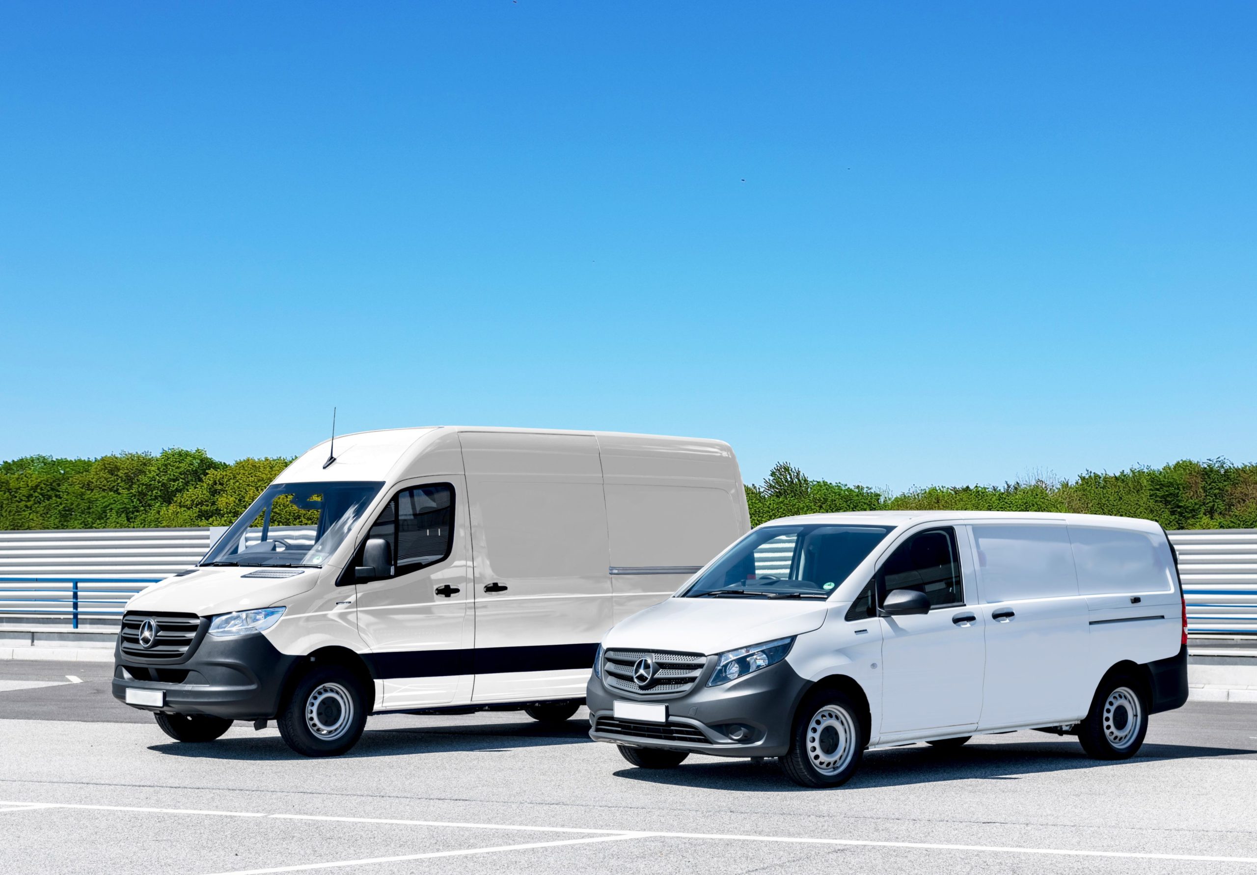 Deux fourgonnettes blanches parking ensoleillé