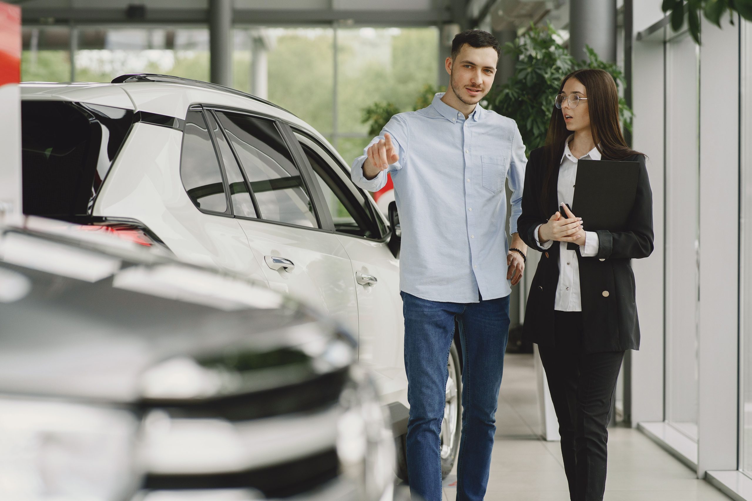 Client discute avec vendeur au garage Audi