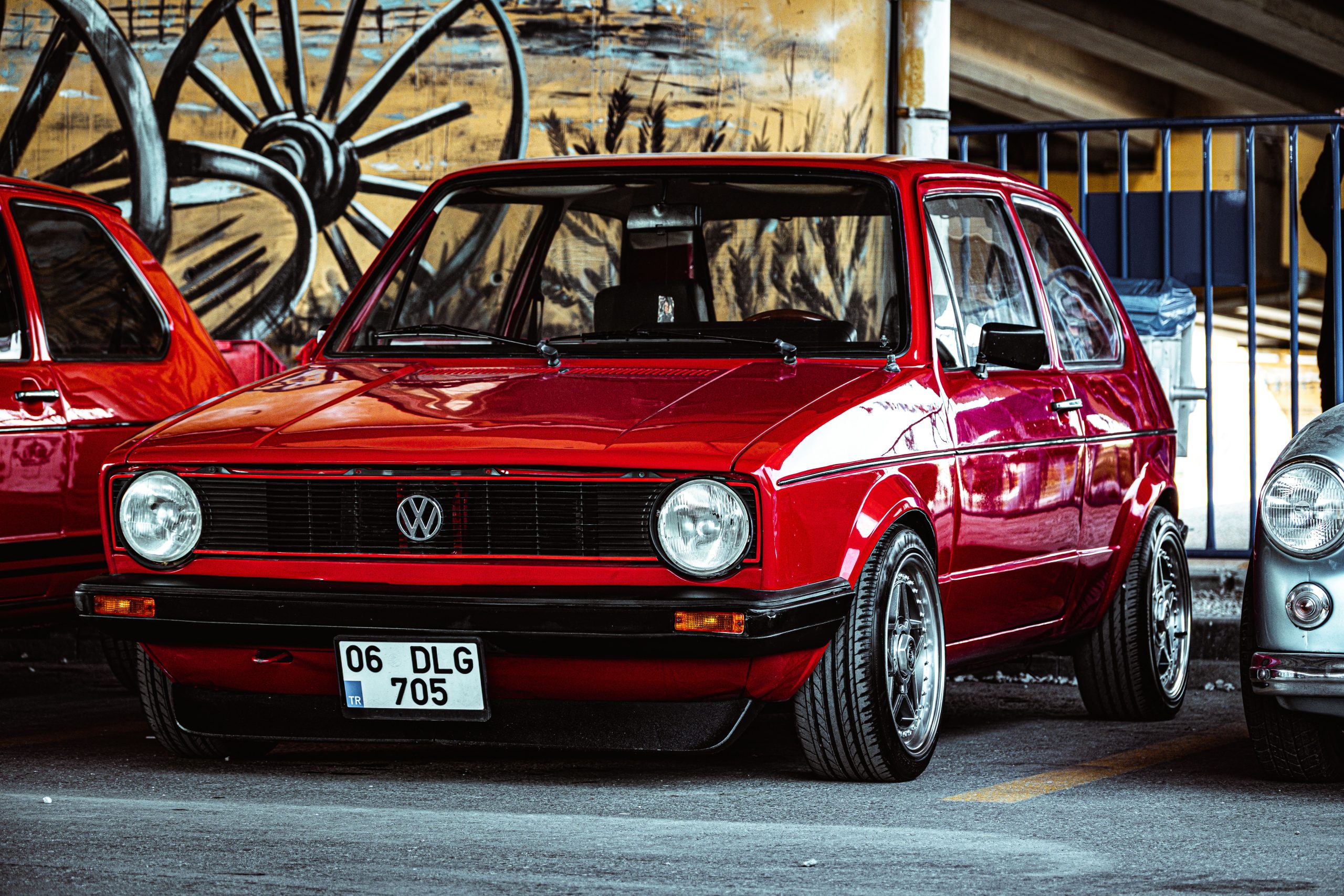 Golf rouge classique garée Ankara graffiti