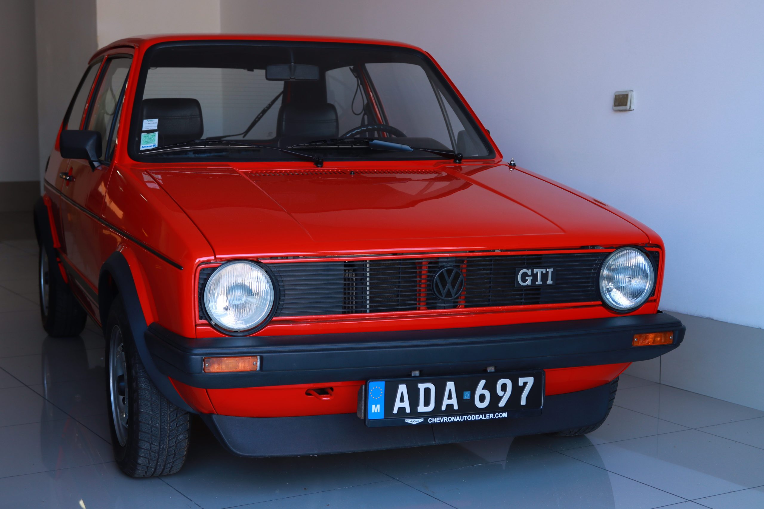 Golf GTI rouge vintage intérieur Malte