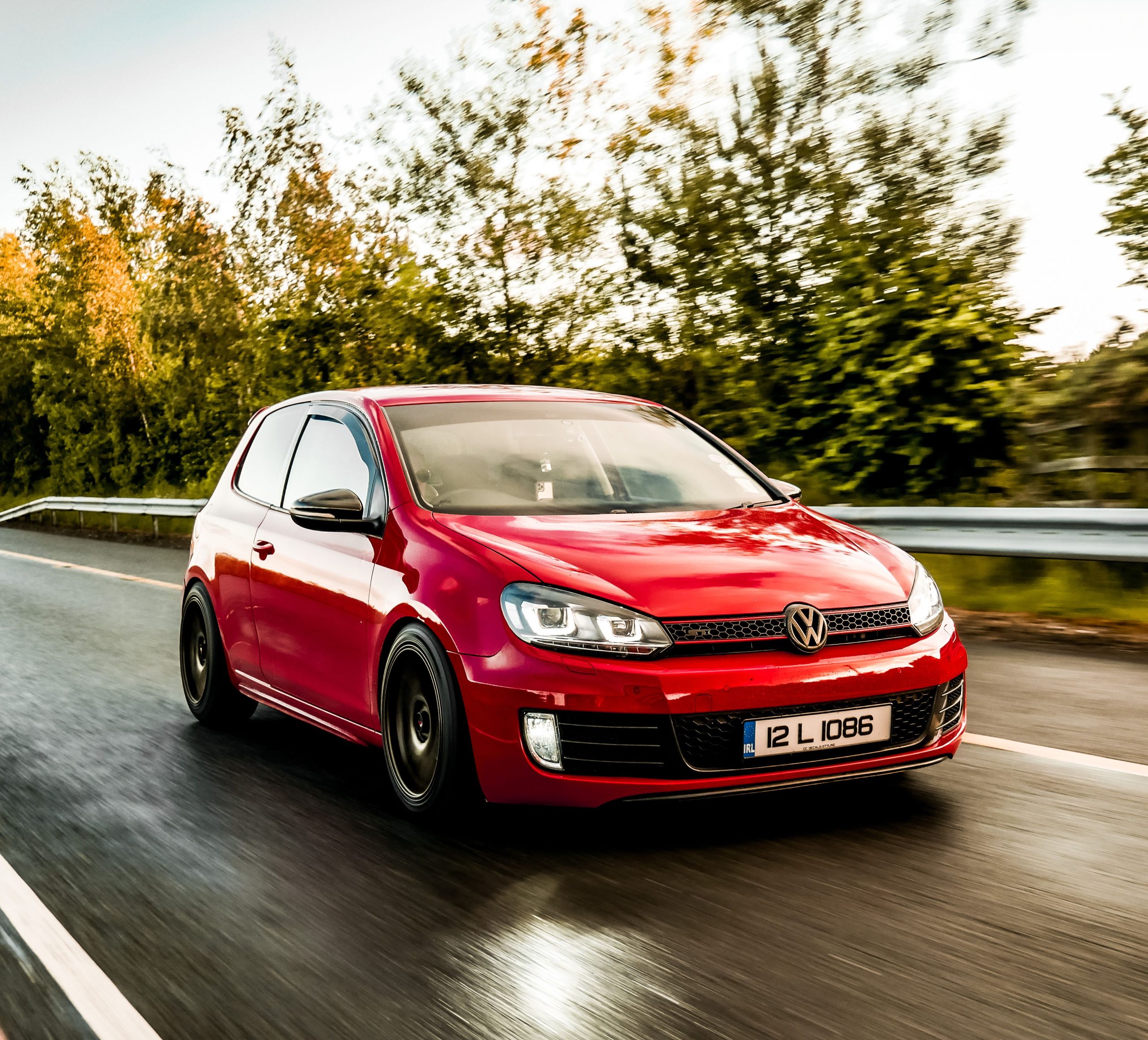 Golf rouge dynamique route irlandaise pittoresque