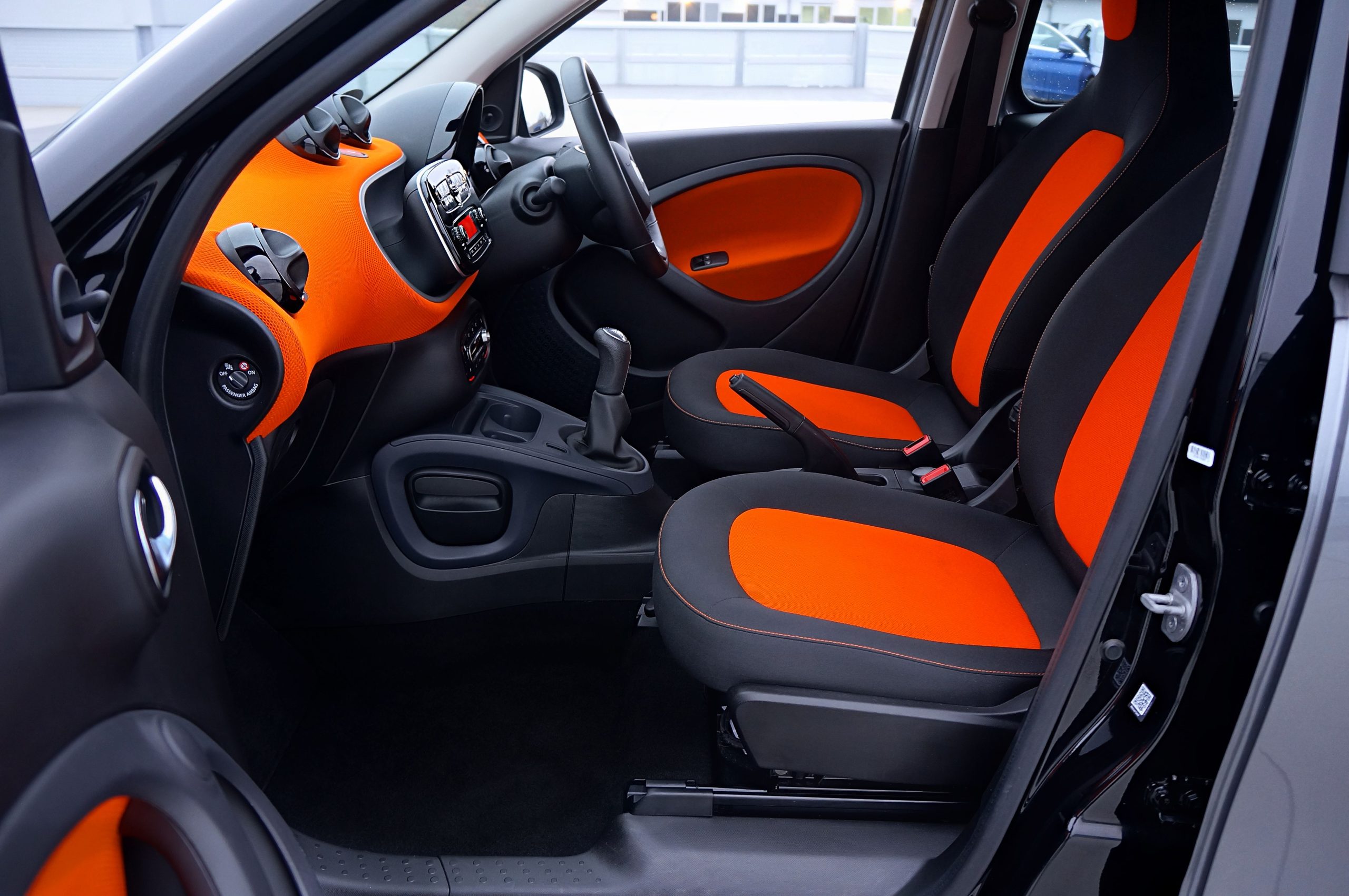Habitacle moderne aux sièges orange et noir
