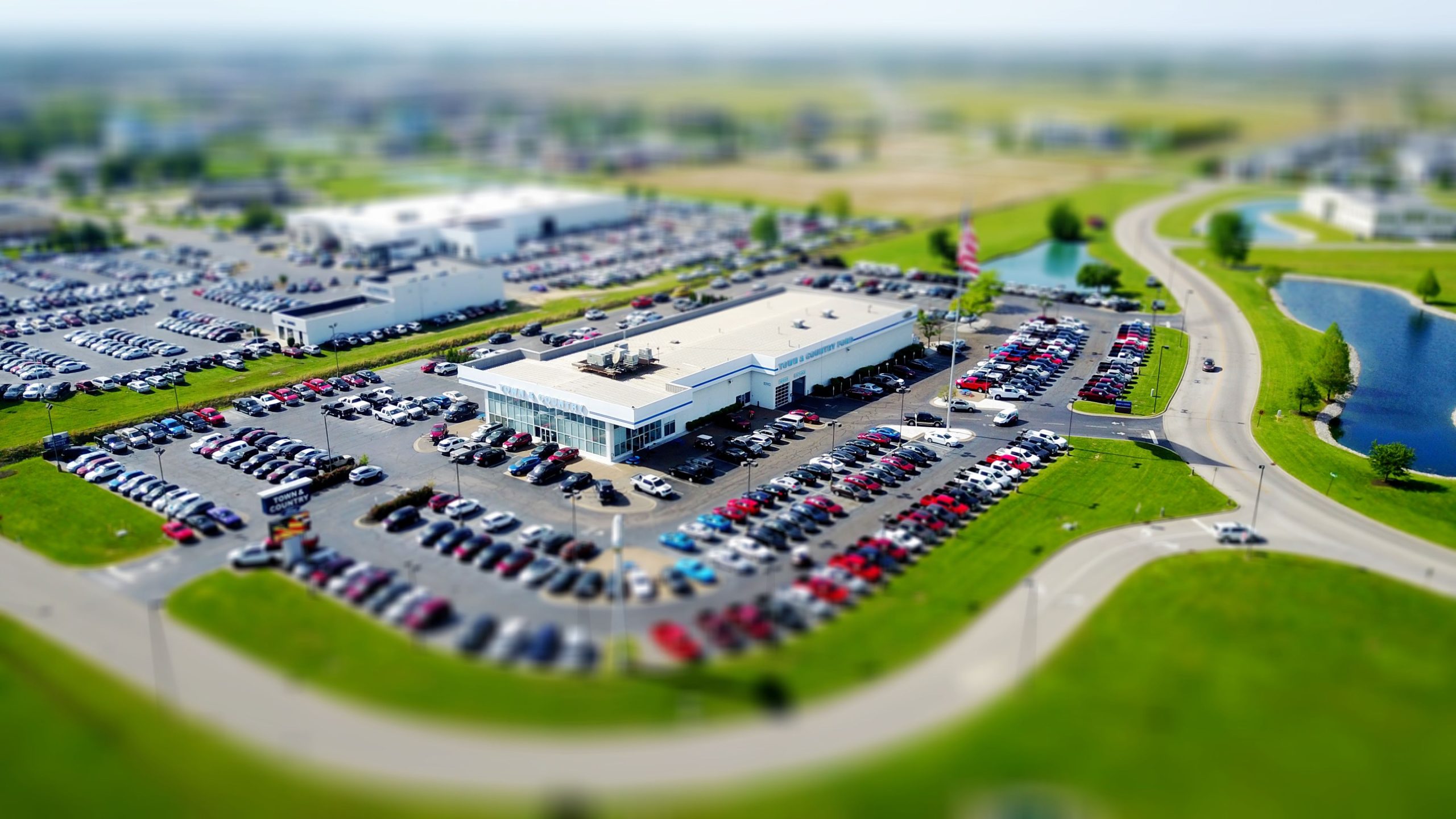 Vue aérienne d'un concessionnaire automobile avec voitures garées