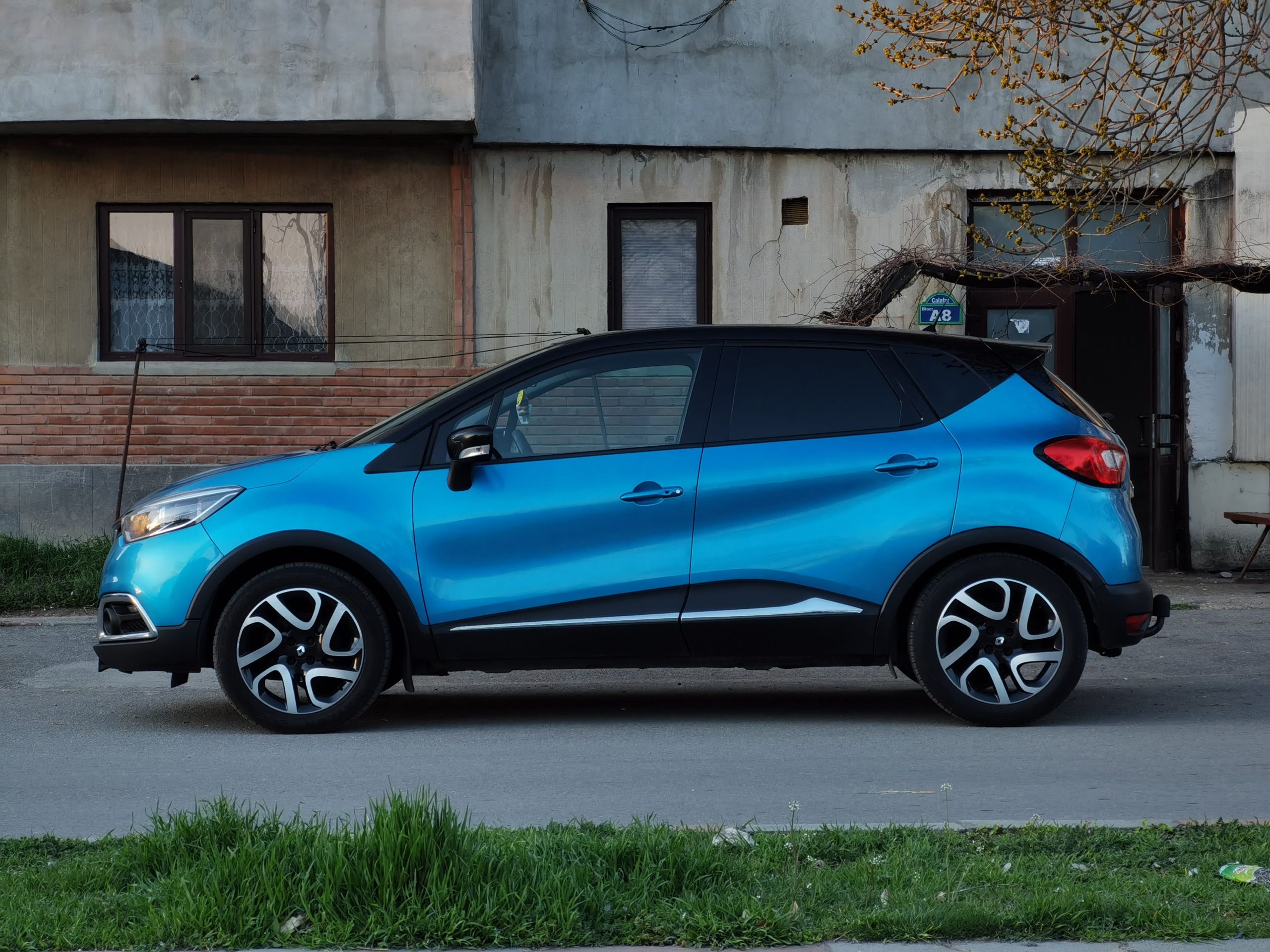 SUV compact bleu garé rue ville ancienne