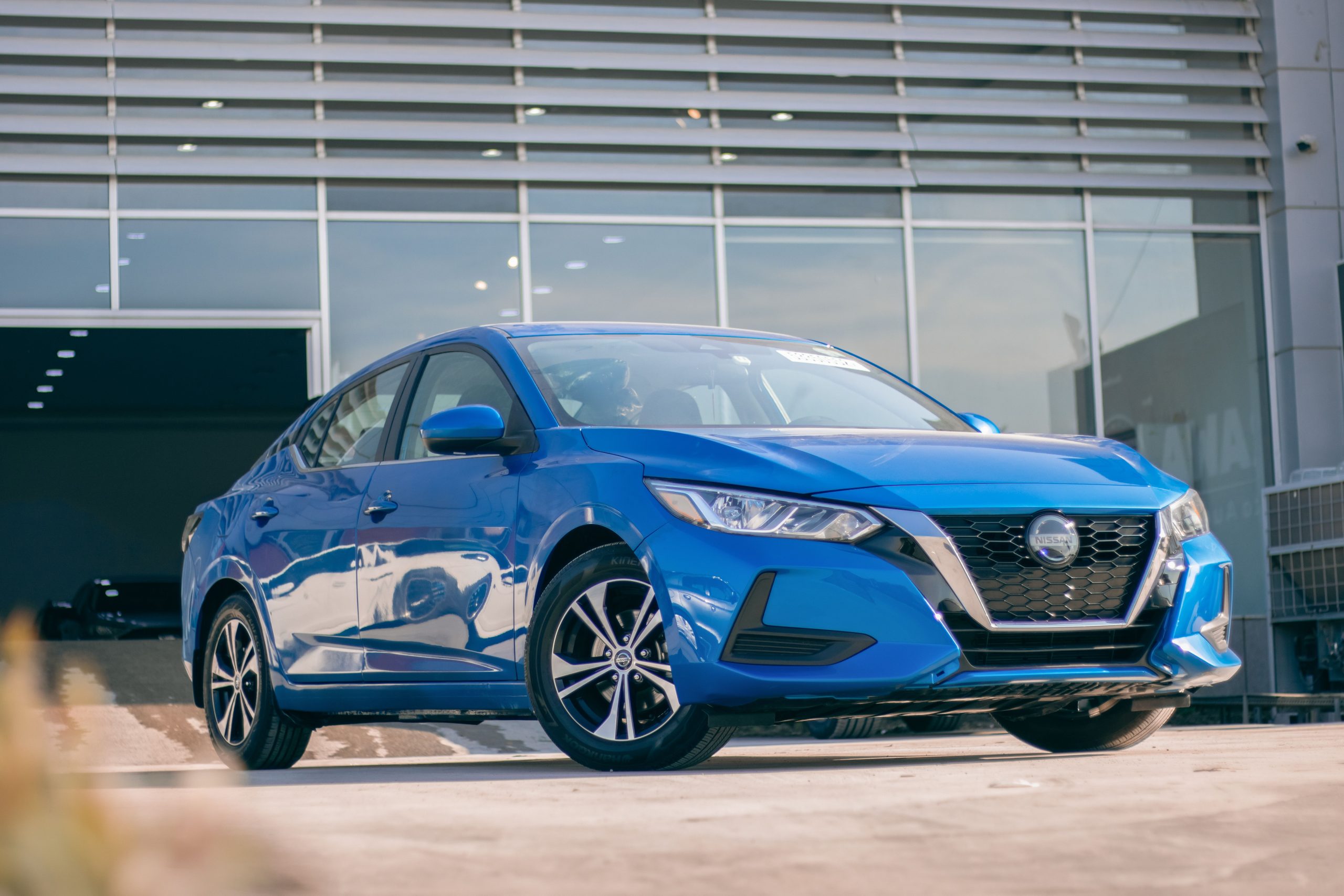 Vue avant Nissan Sentra bleue au concessionnaire