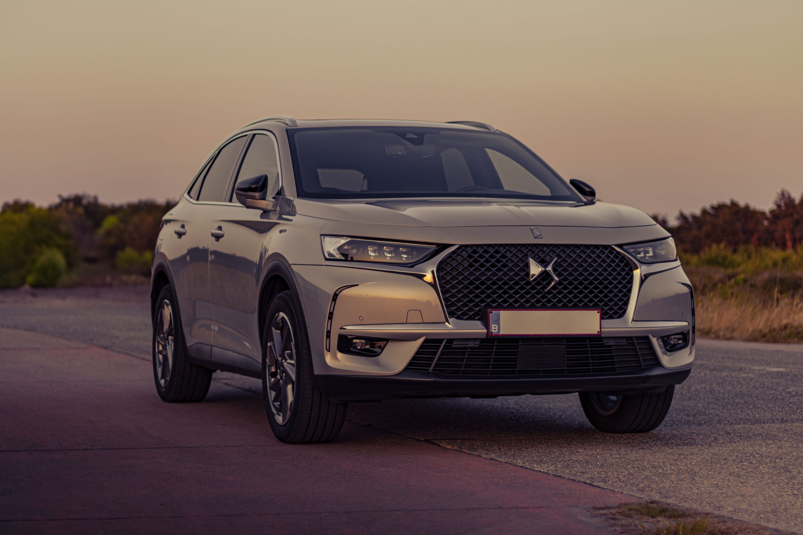 SUV gris luxe moderne garé en route rurale