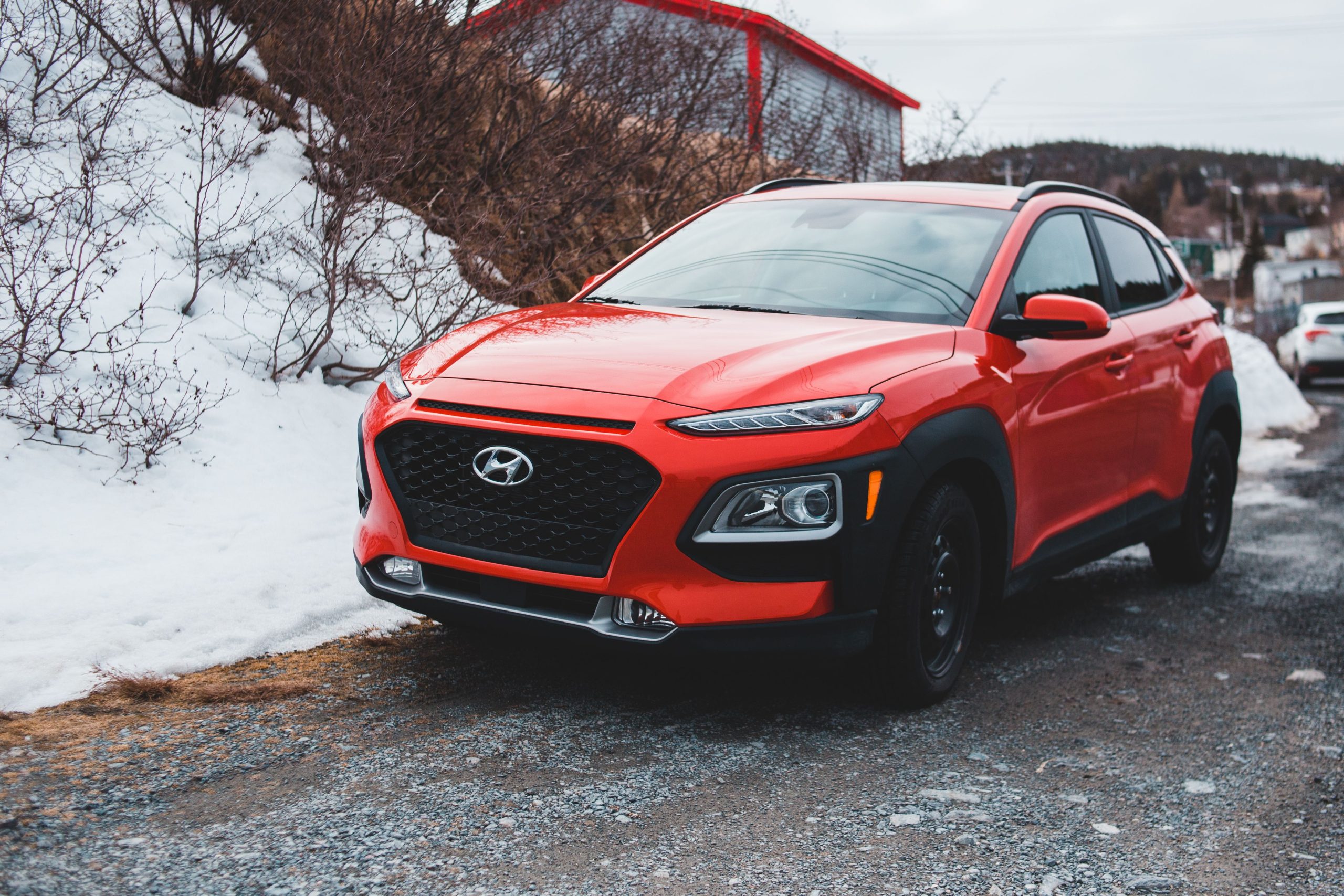 SUV Hyundai rouge design moderne jour neigeux