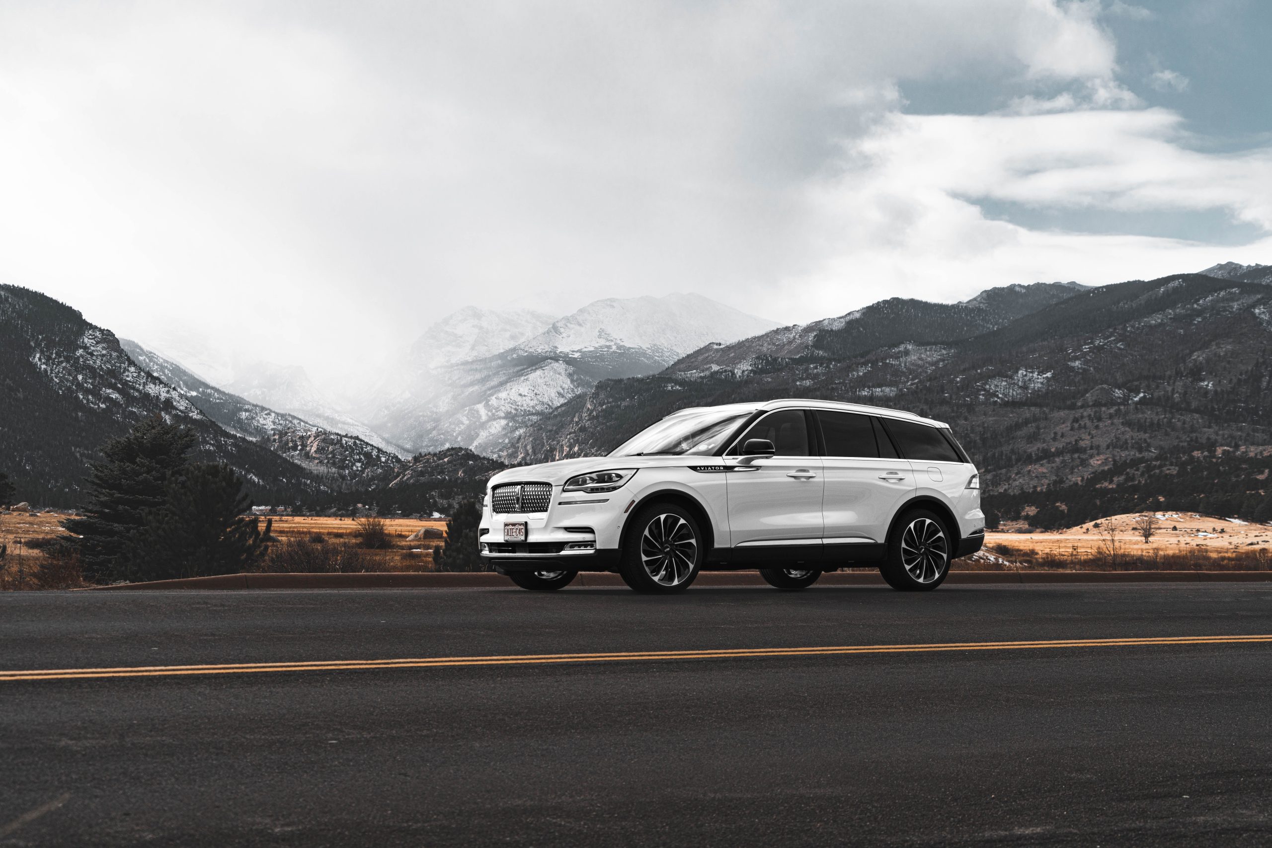 SUV blanc sur route montagneuse du Colorado enneigée