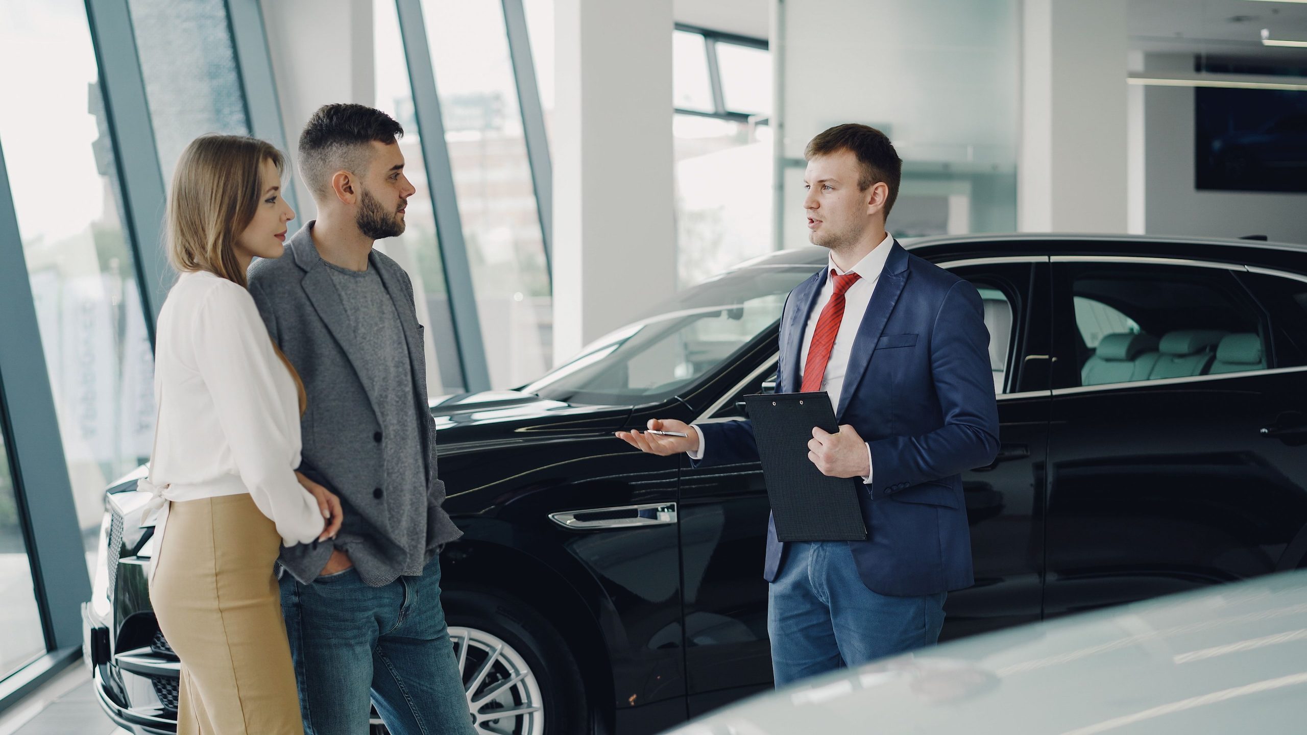 Couple negocie achat vehicule avec concessionnaire Audi