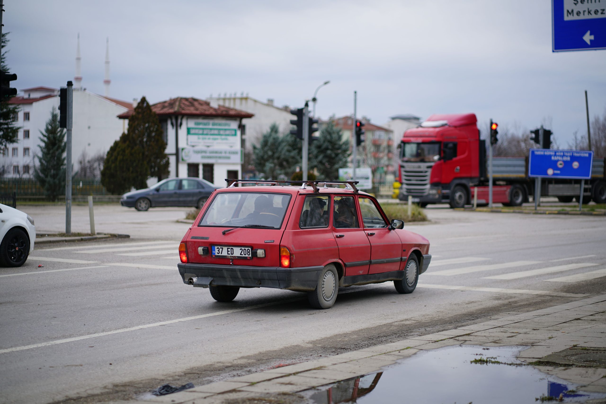 Voiture rouge vintage circulant en centre-ville