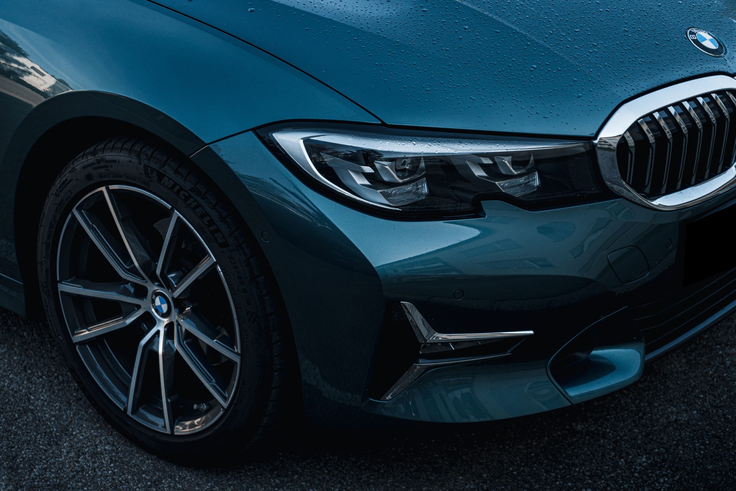Avant voiture bleue gouttes pluie détail