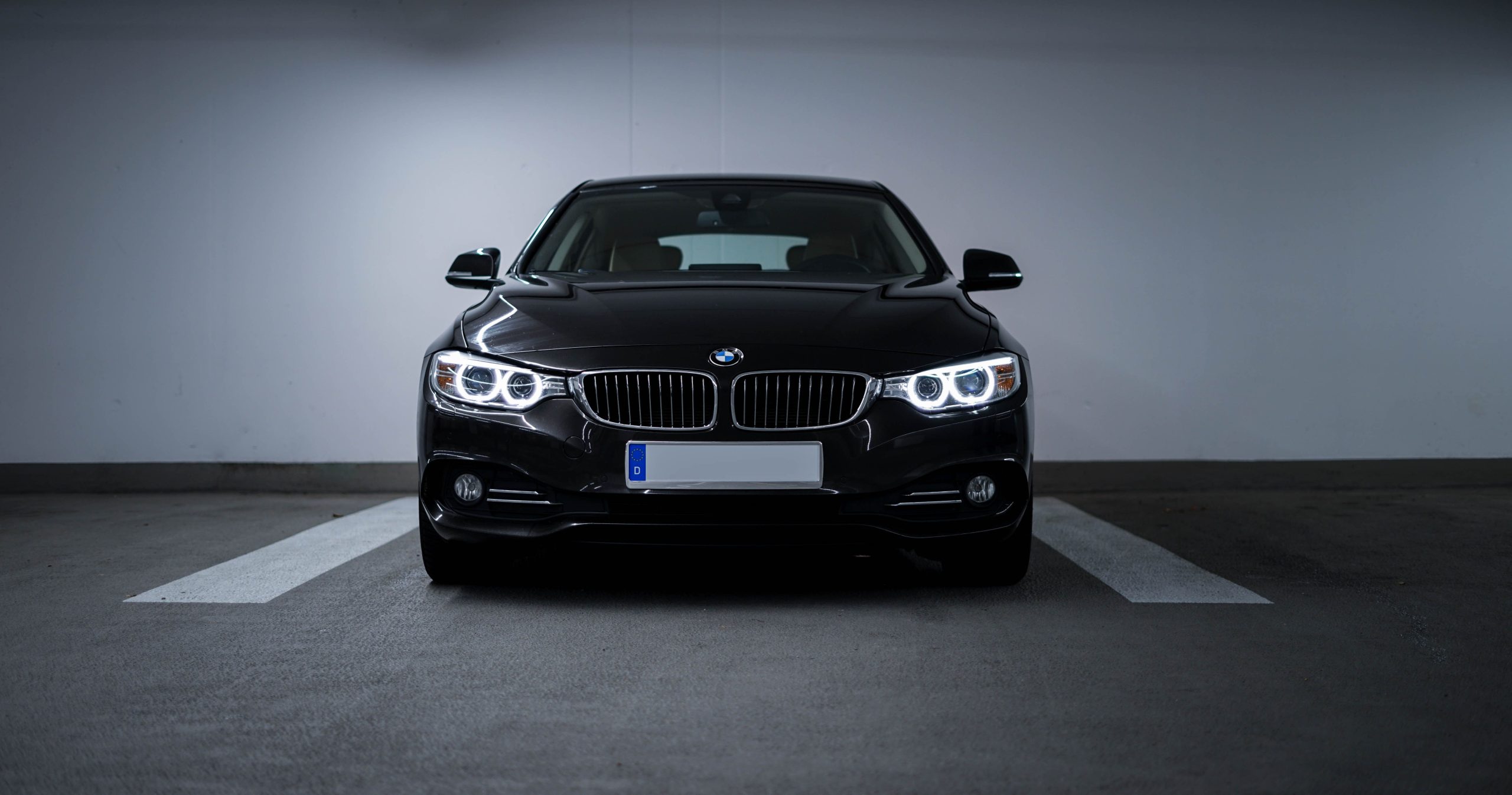 BMW noire luxueuse garage éclairage tamisé
