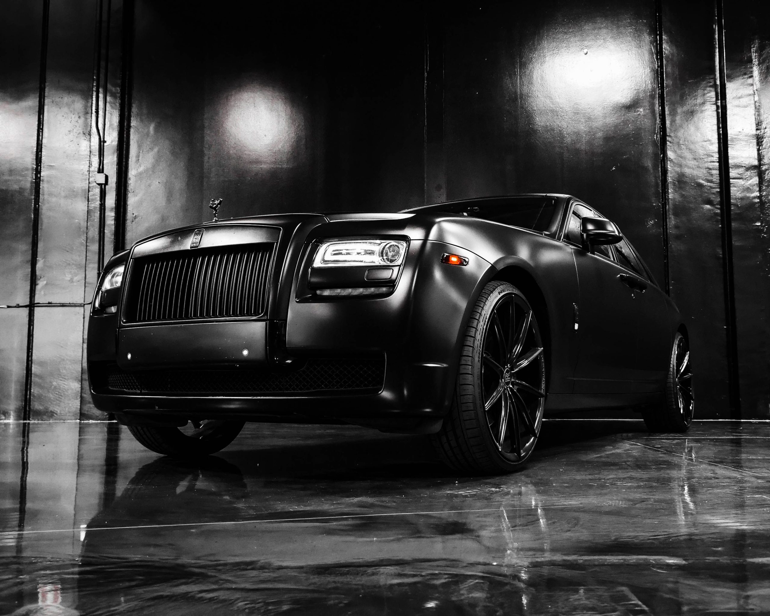Coupé noir mat vu de profil sur marbre