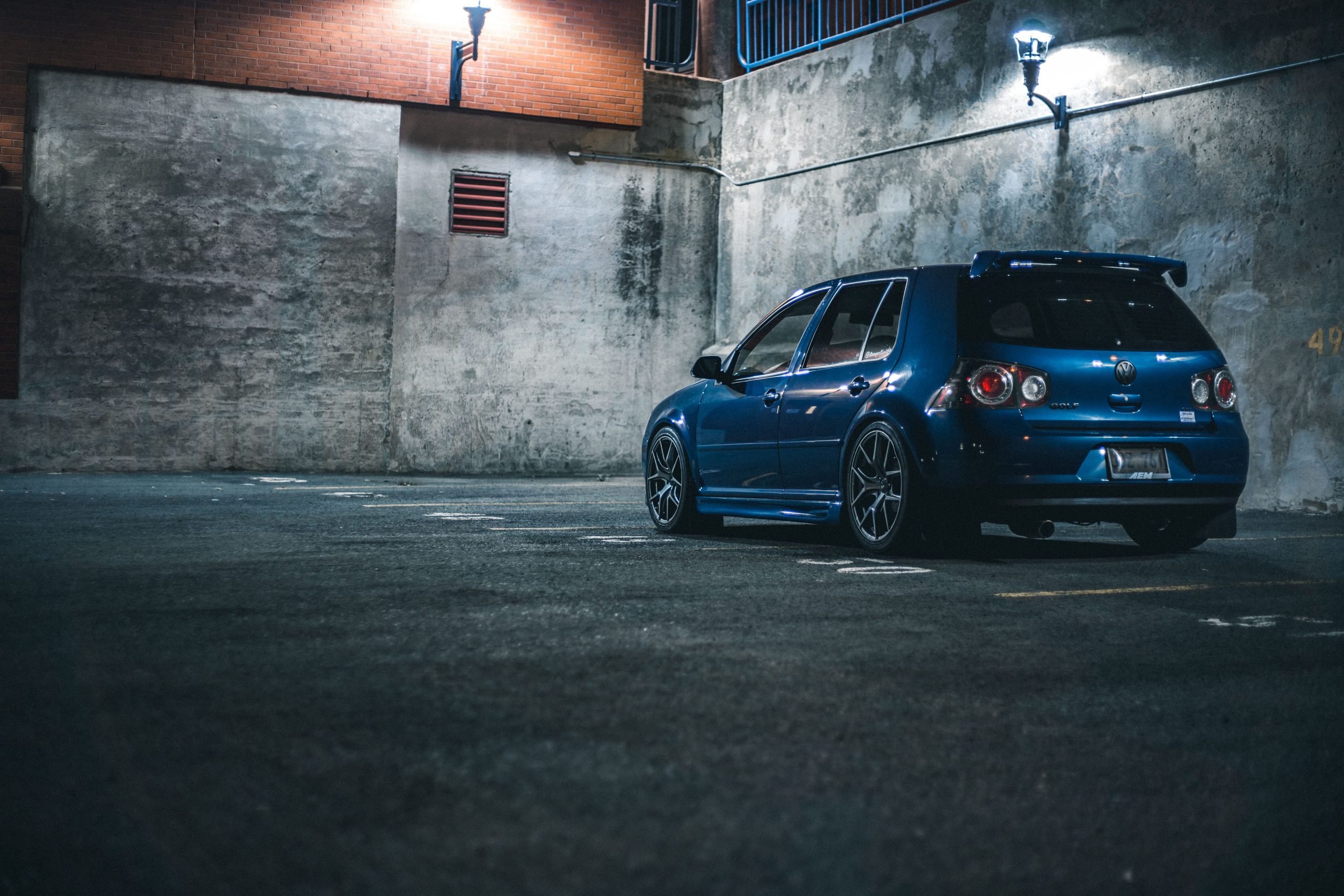 Citadine bleue avec spoiler garée en ville