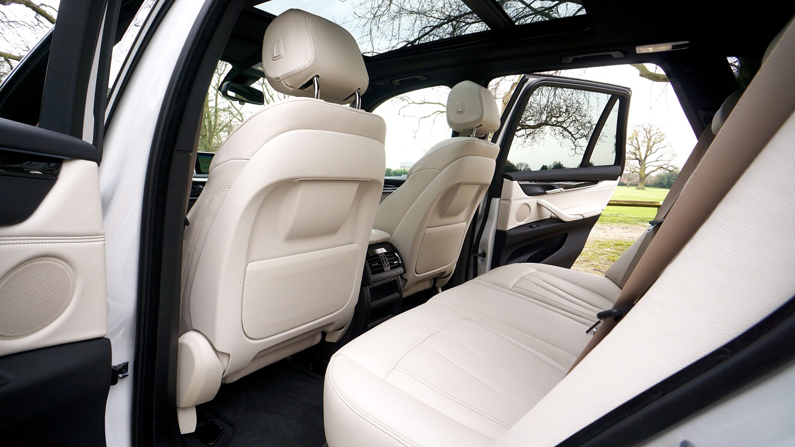 Intérieur luxe SUV avec sièges cuir toit