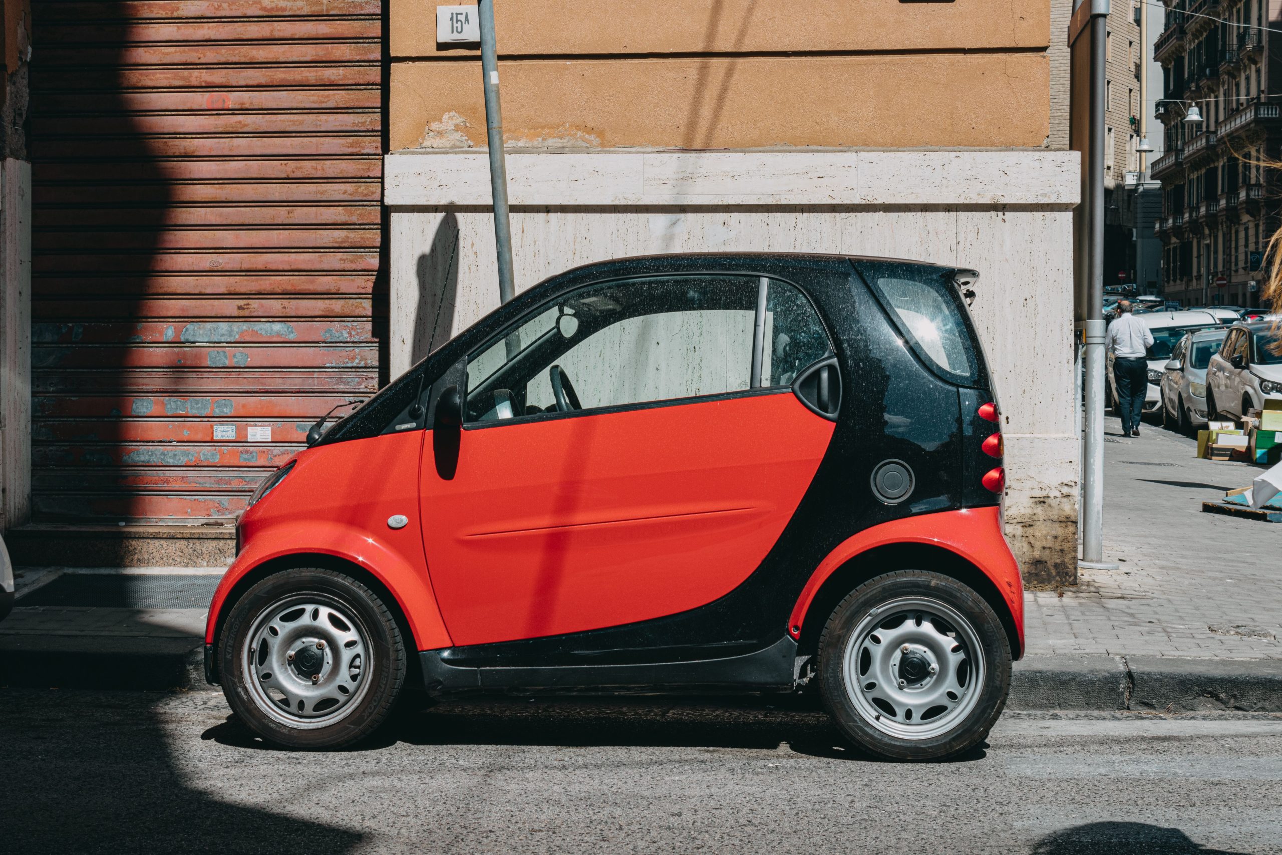 Voiture compacte rouge vue de profil Naples.