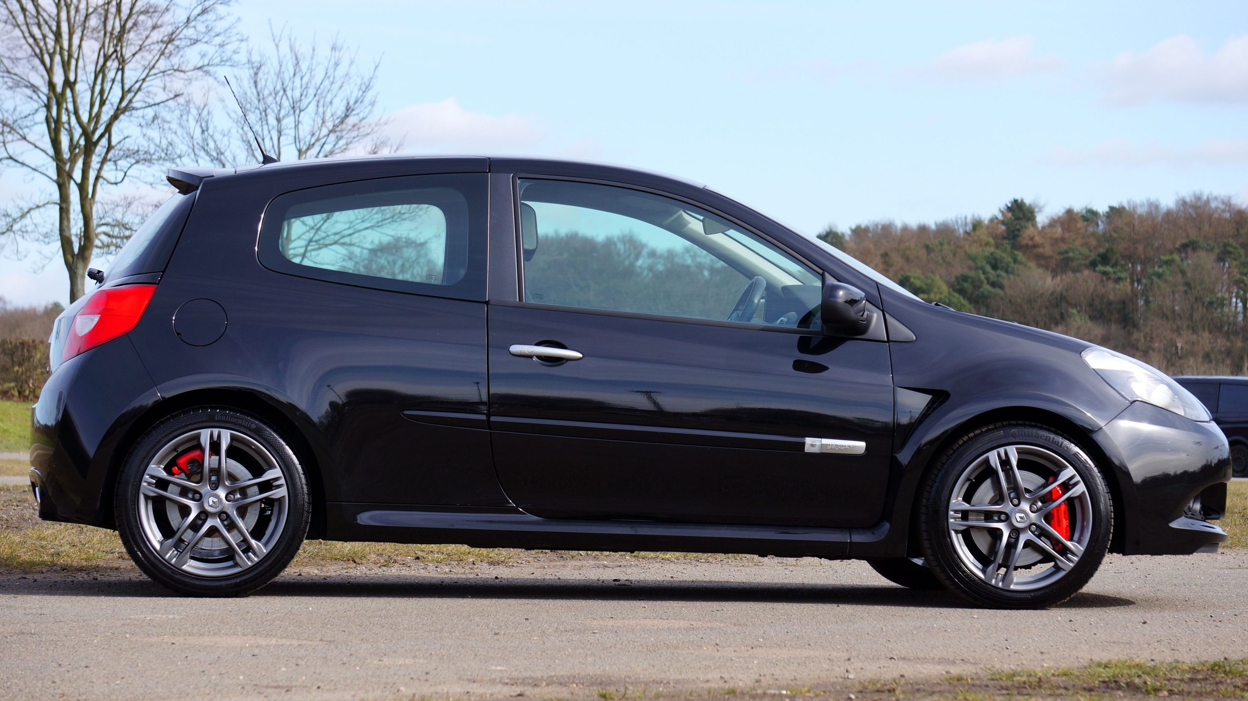 Renault Clio RS noire dans un cadre naturel.