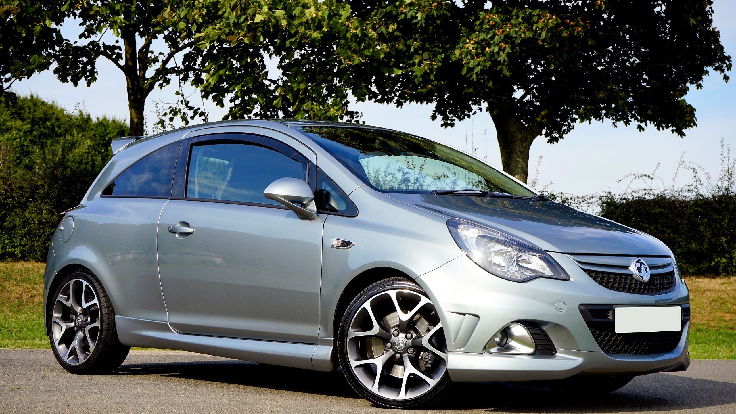 Clio Zen TCe 90 hatchback argent jour ensoleillé