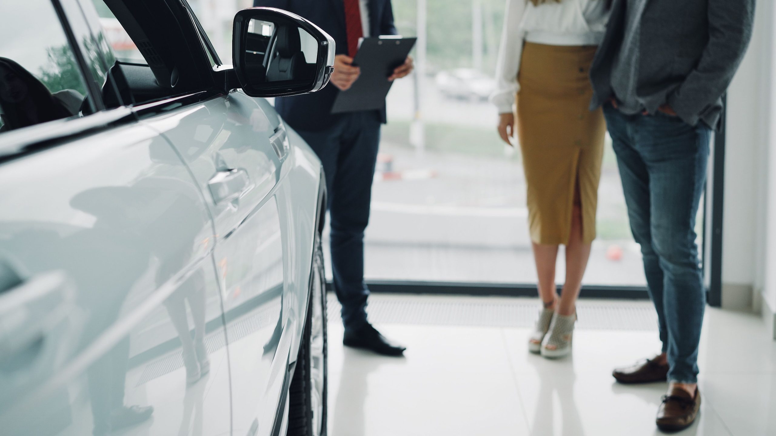 Consultation professionnelle chez un concessionnaire automobile.
