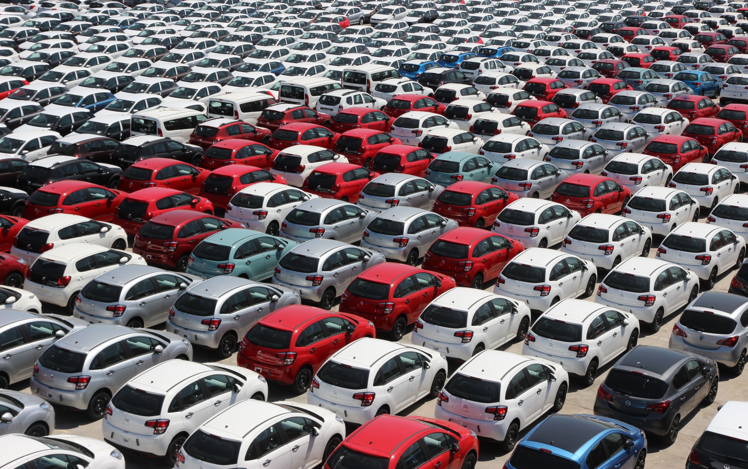 Parking extérieur voitures colorées en rangées