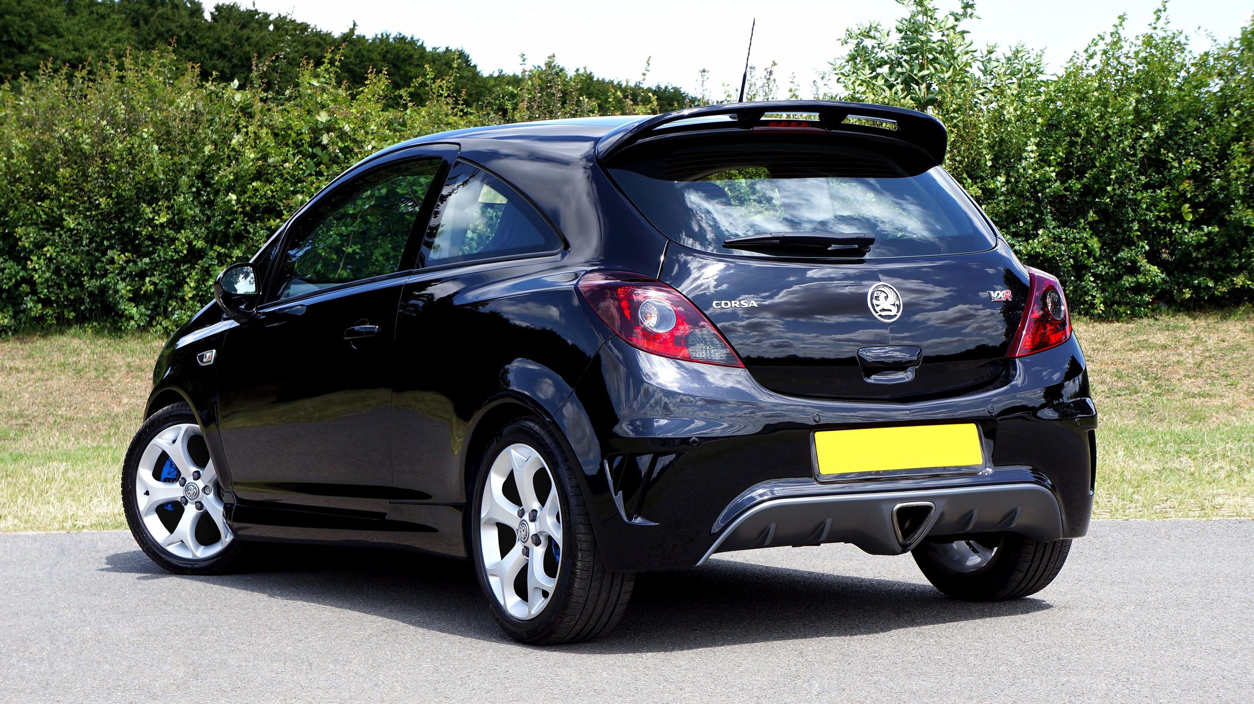 Peugeot 207 GT Line noire garée en plein soleil