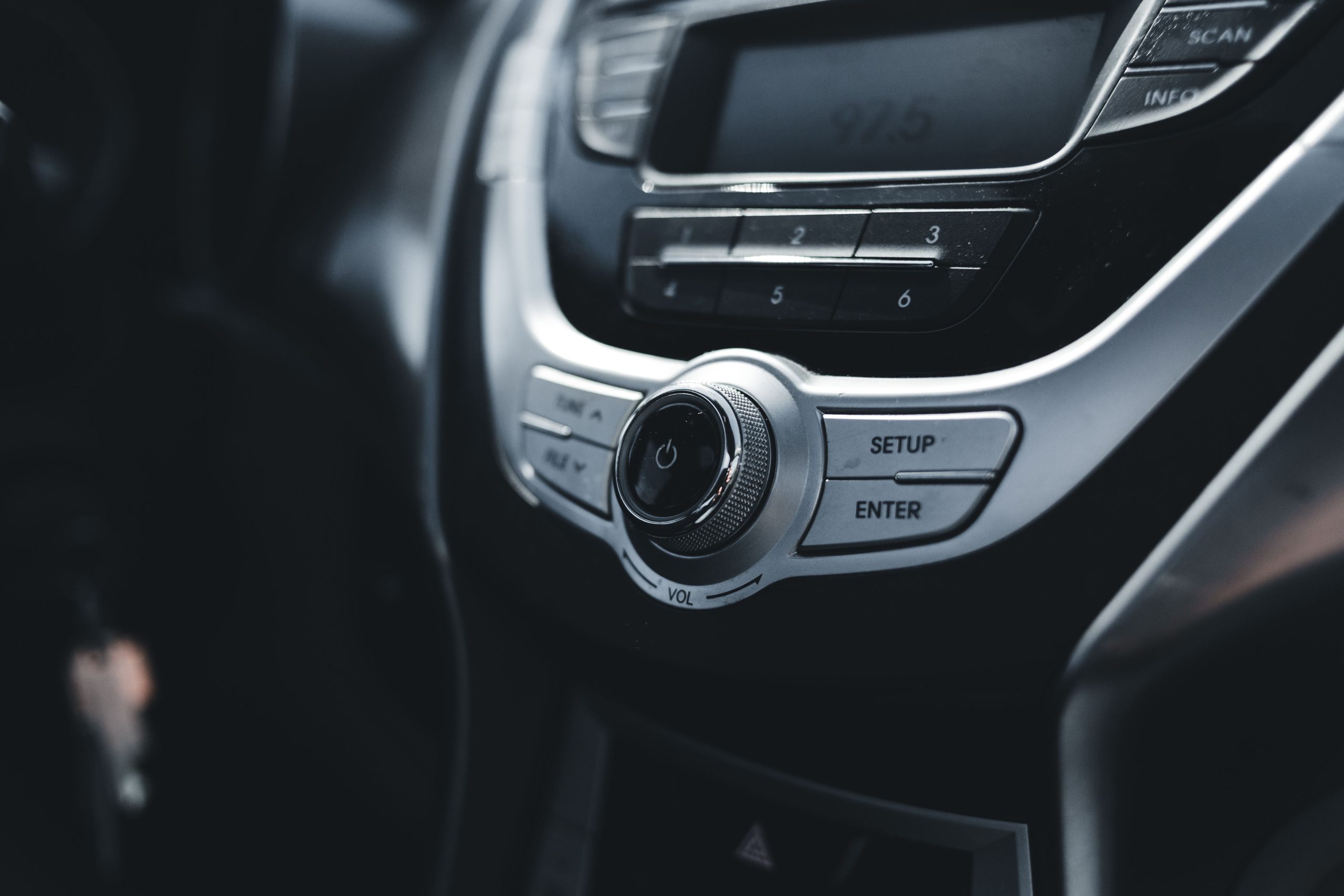 Commandes de climatisation et autoradio détaillées