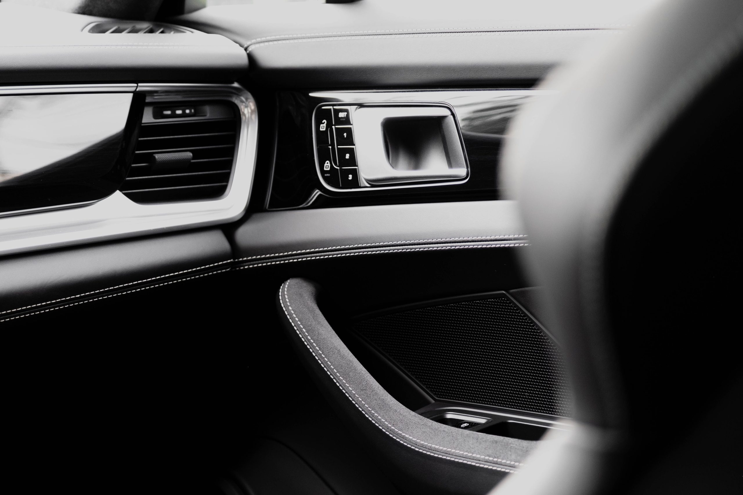 Intérieur de voiture avec finition cuir soignée