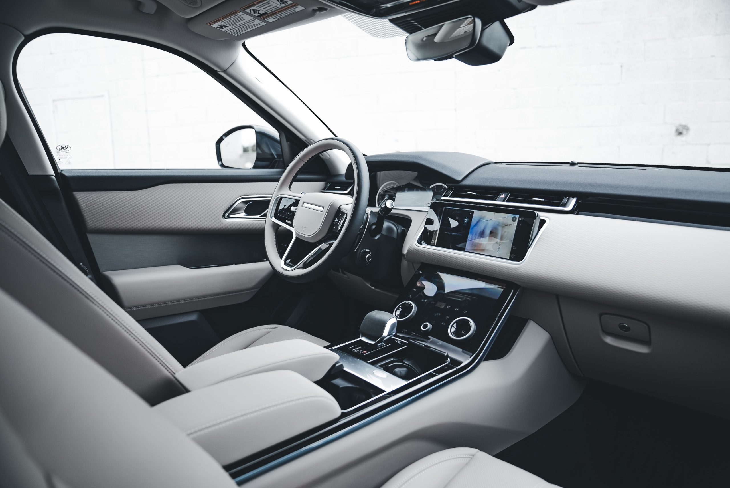 Design épuré intérieur voiture avec technologie avancée