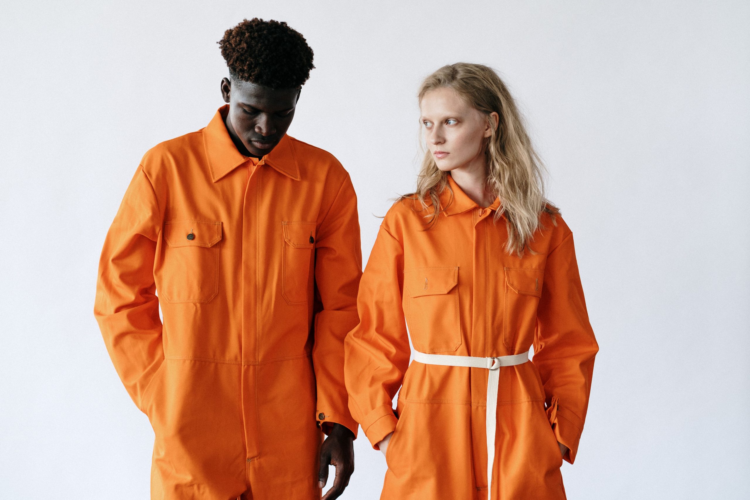 Deux adultes uniformes orange travail blanc